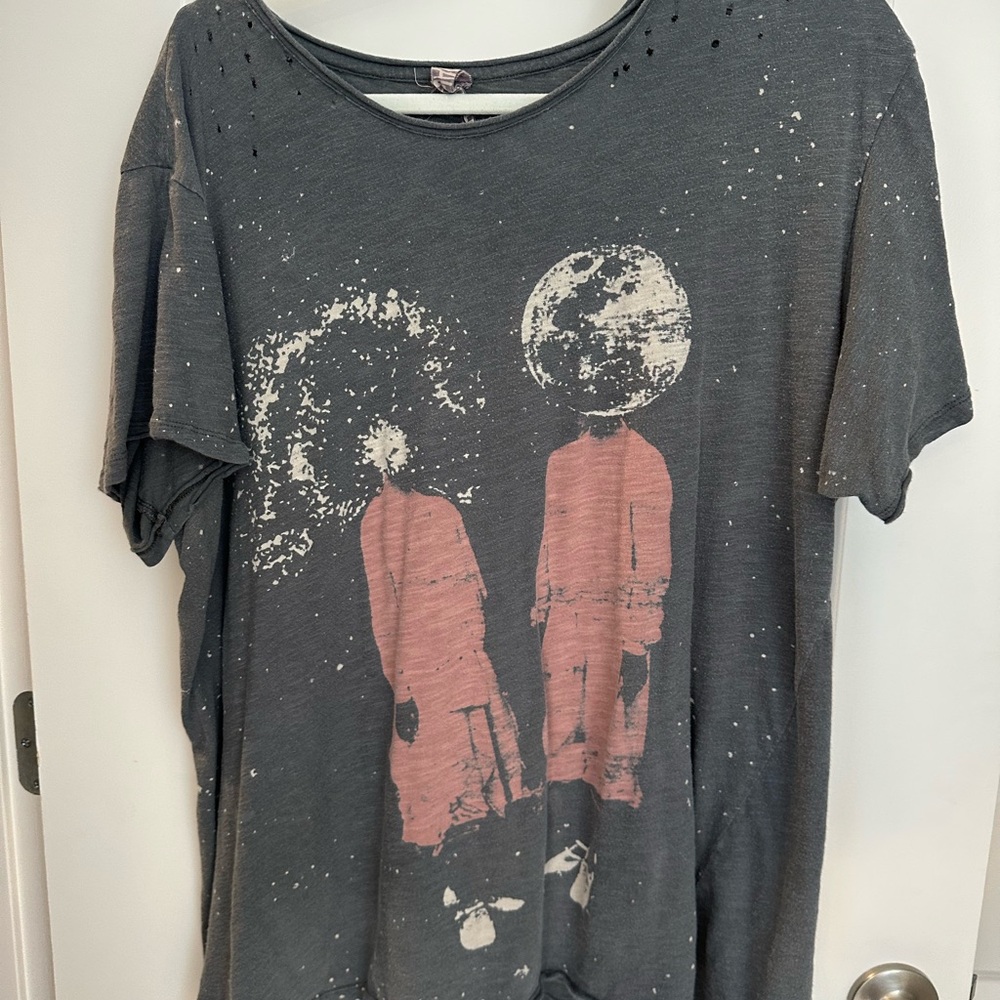 Magnolia Pearl Gray Tee with Pink Graphic